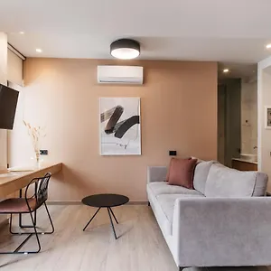 The & (adults Only) *** העיירה רתימנו